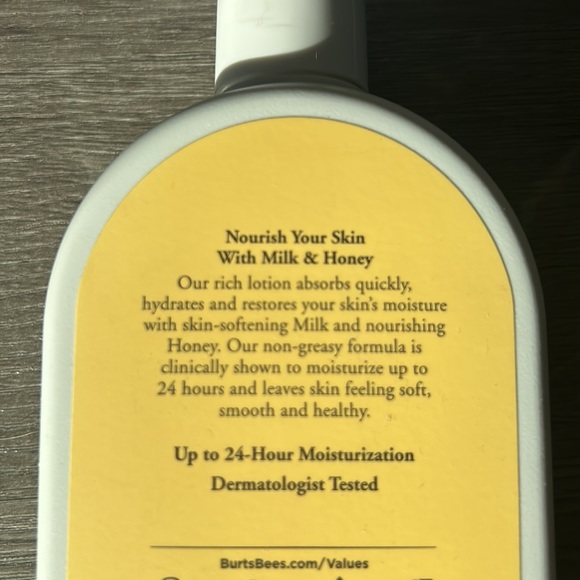 Burt’s Bees all natural Body lotion: Rich moister Milk and Honey - Picture 2 of 3